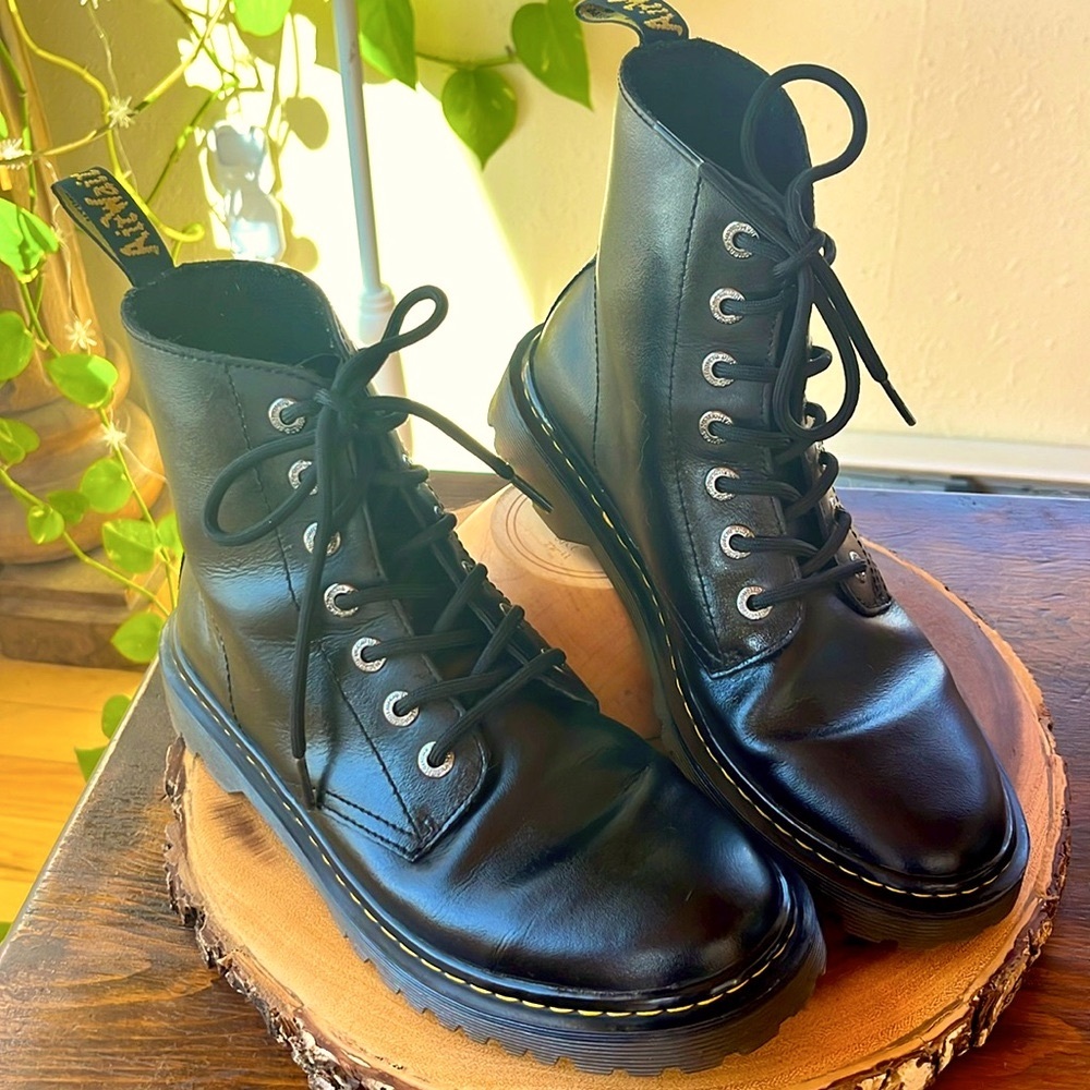 DR MARTENS - AirWair Womens 9 Luana Classic Combat 🥾🤩